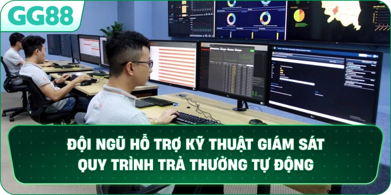 Đội ngũ hỗ trợ kỹ thuật giám sát quy trình trả thưởng tự động.